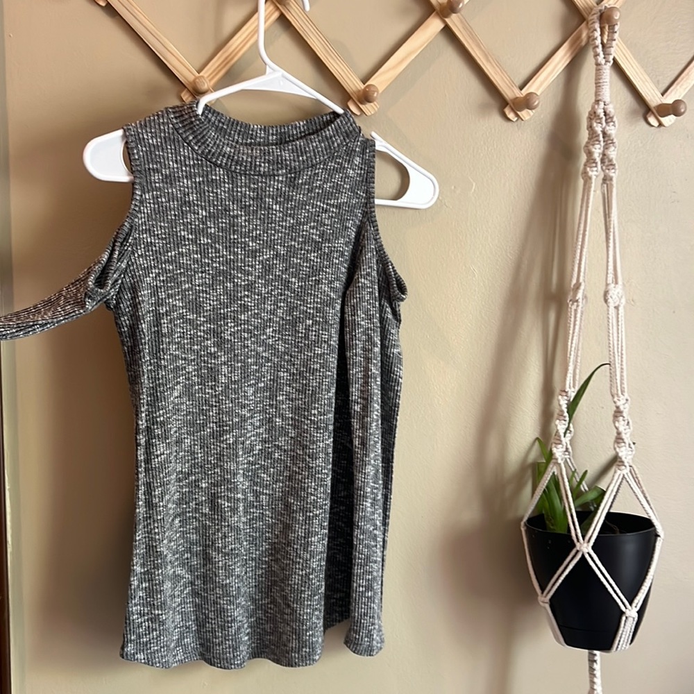 Cold shoulder cutout long sleeve top